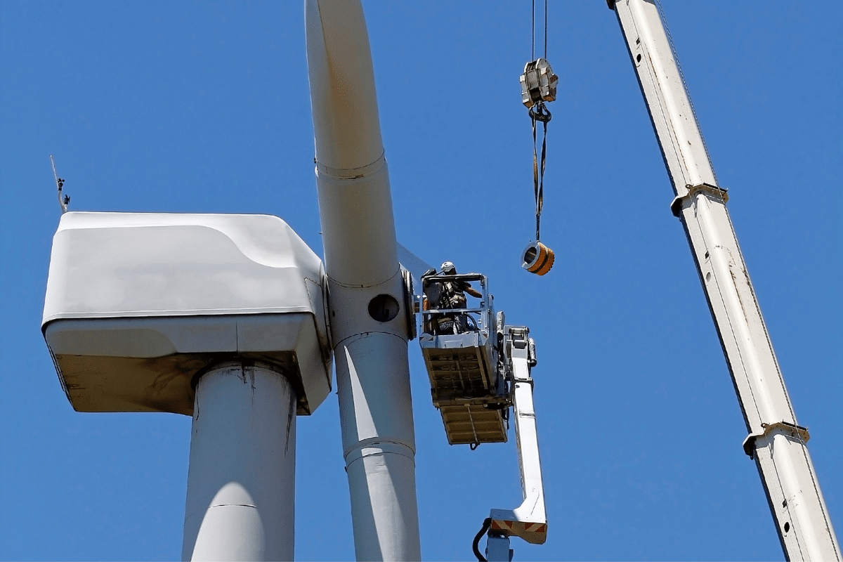 Severn Access rope access technicians carrying out wind farm maintenance