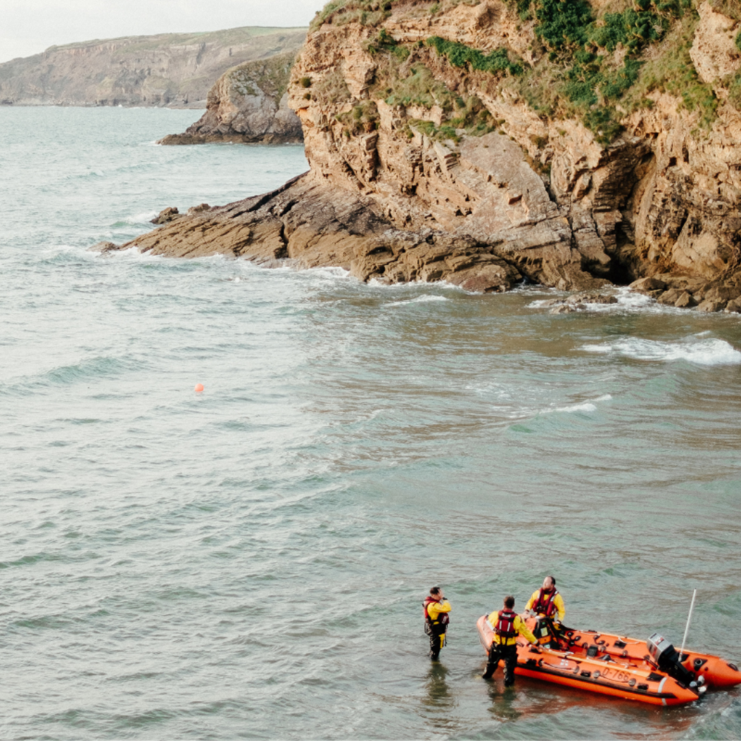 safety-boat-services-uk Safety boat services UK: Severn Access crew members at sea